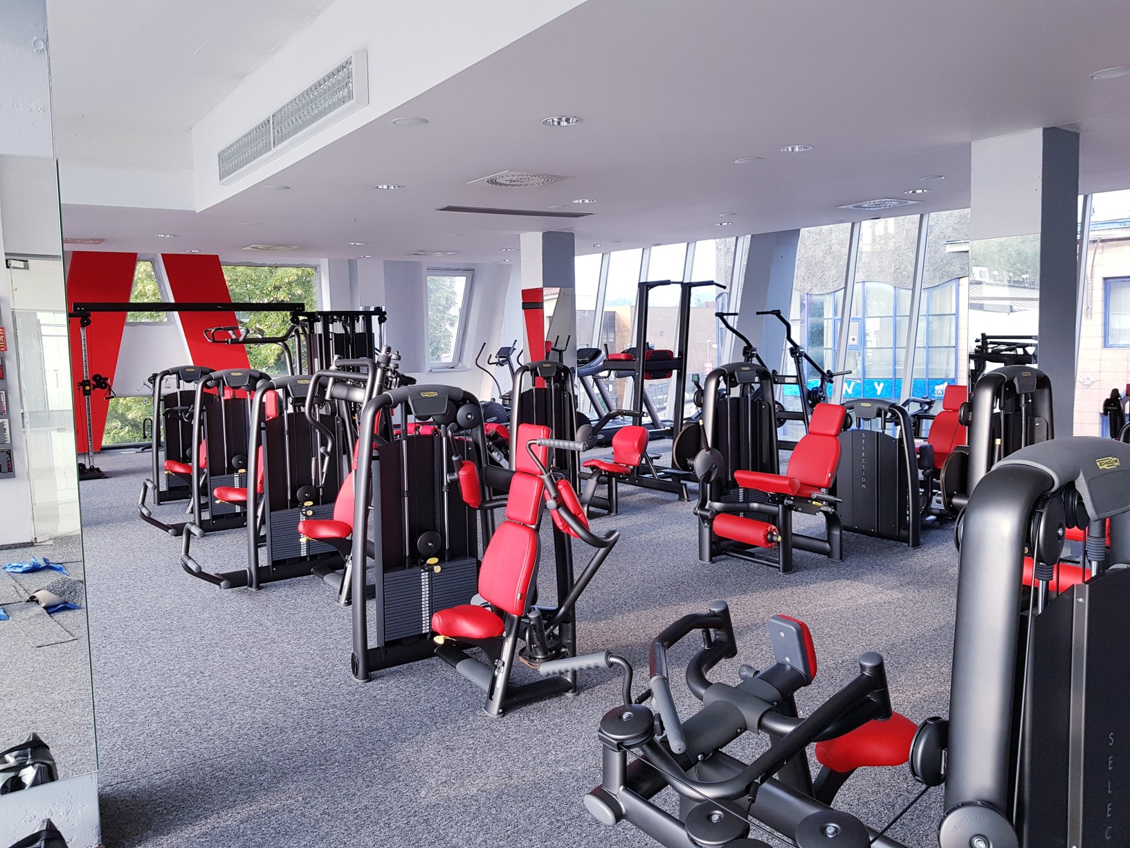 GOLDEN GYM