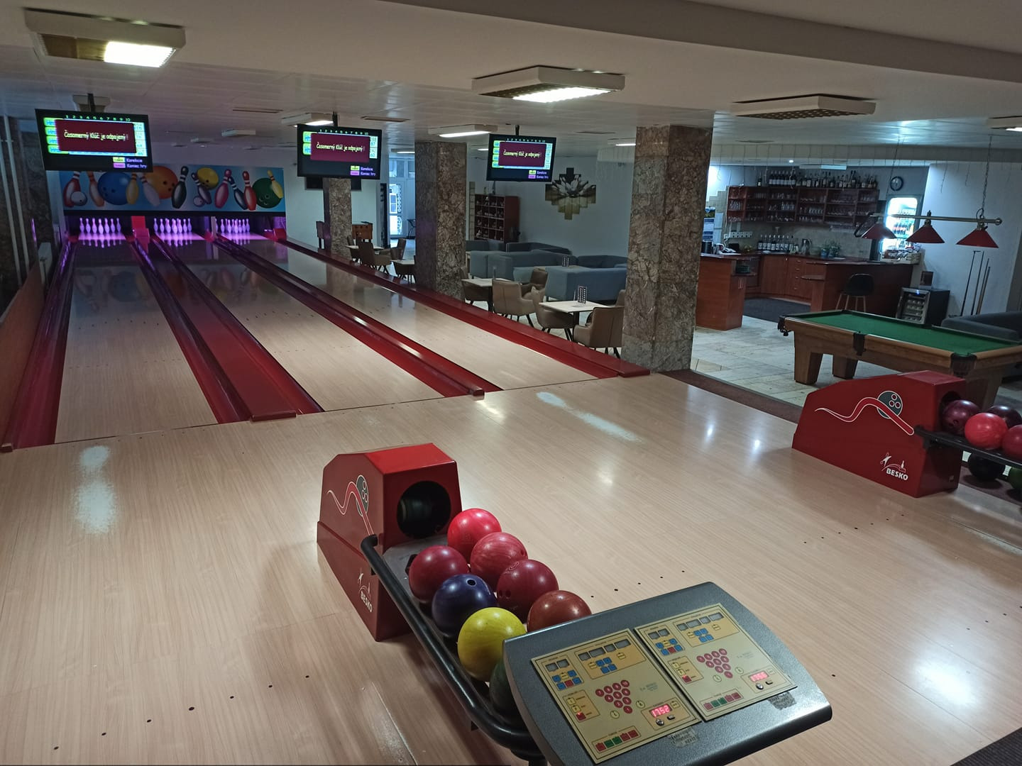 Bowling bar