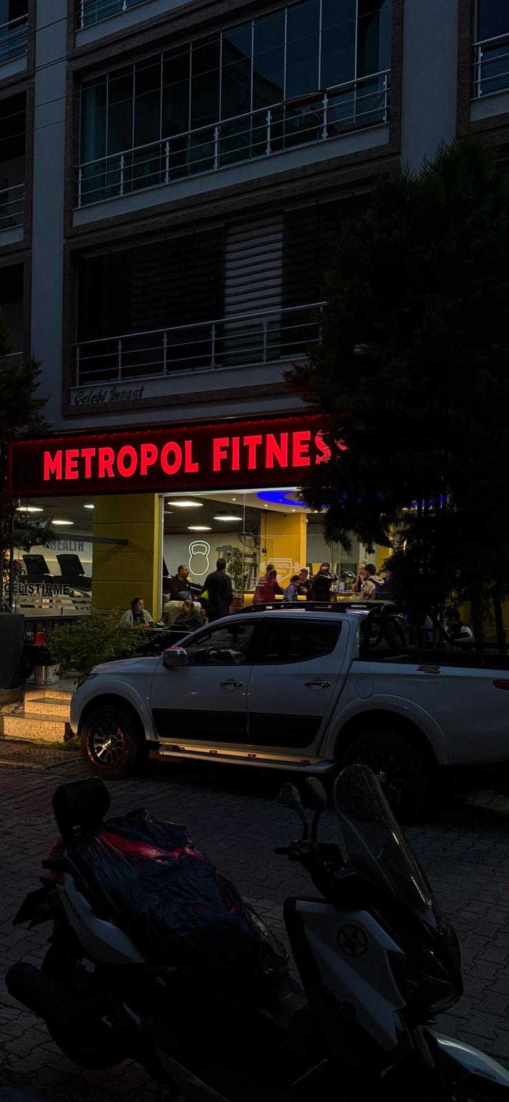 Metropol Fitness - Logo